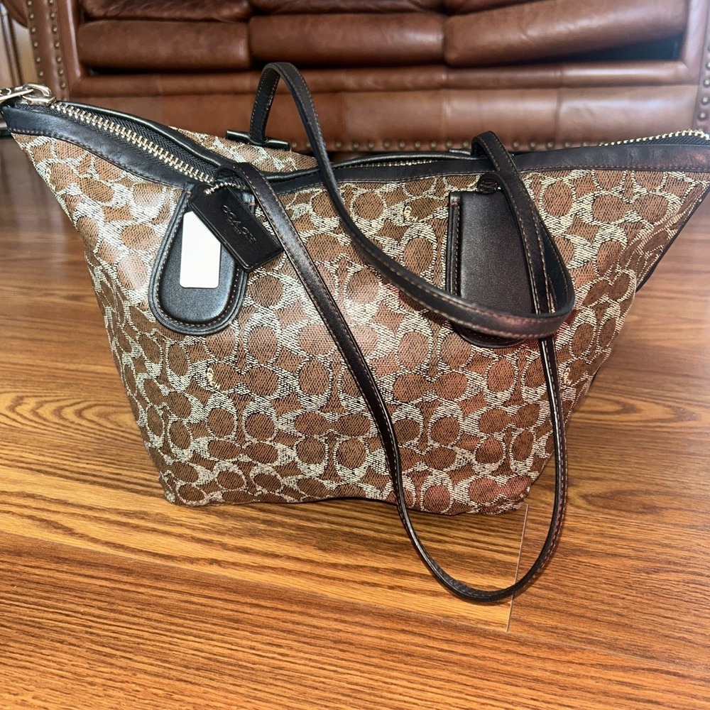 EUC COACH TAXI ZIP TOP TOTE IN SIGNATURE COATED CANVAS 33504 AK/BROWN MSRP $295